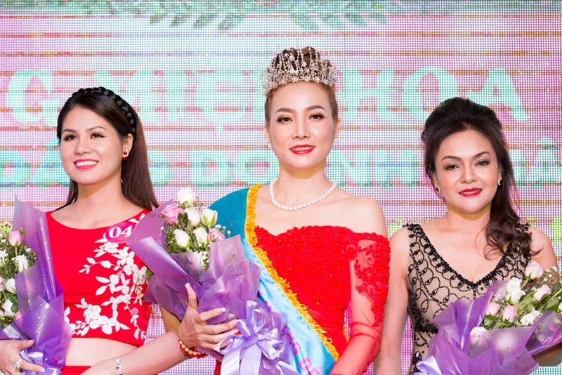 Hé lộ chiếc vương miện danh giá trao cho Hoa khôi Duyên dáng Doanh nhân Việt 2016 - 4 Doanh nhân Thanh Nga nhận danh hiệu “Nữ hoàng Đêm hội” và vương miện “Queen Lady”.
