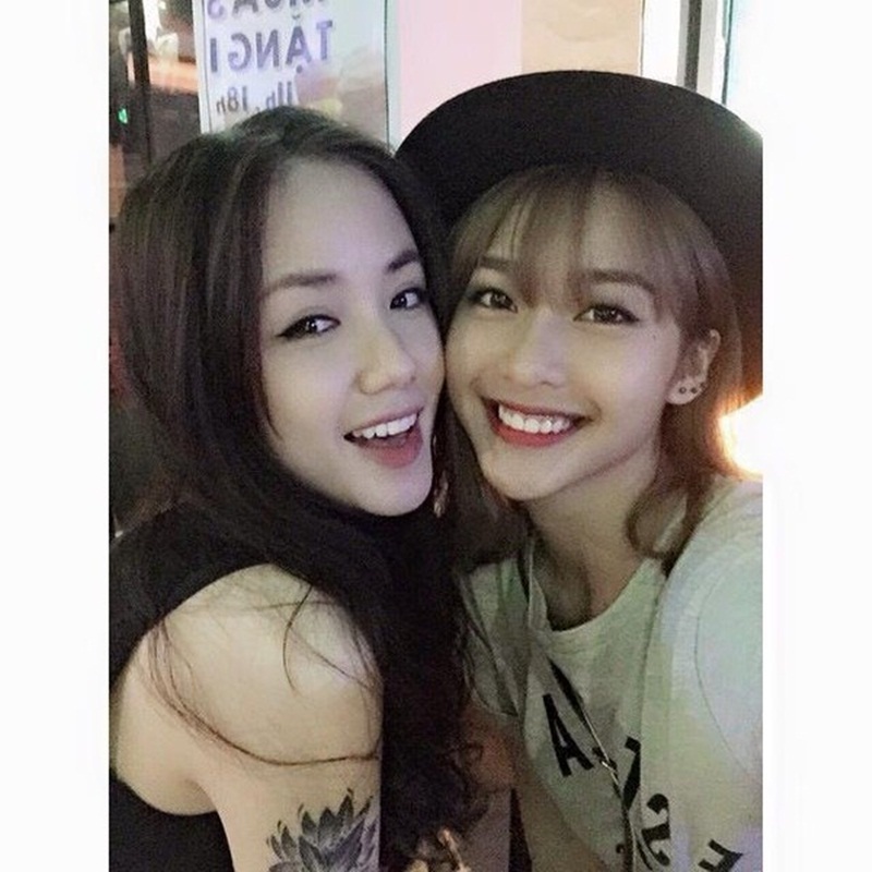 Em trai, em gái tài - sắc của Sơn Tùng M-TP, Mỹ Lan, Phương Linh - 11 Phương Ly rất thân thiết với hot girl Khả Ngân.
