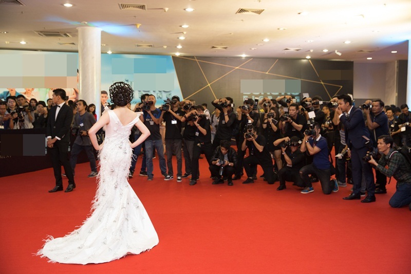 Lý Nhã Kỳ lộng lẫy với váy lông vũ - 9