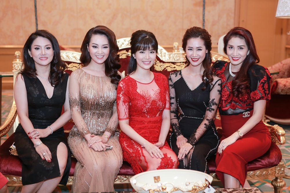 
Á hậu Thụy Vân, hoa hậu Thu Thủy (thứ 2,3 trái sang) cùng các người đẹp tại buổi khai mạc triển lãm.
