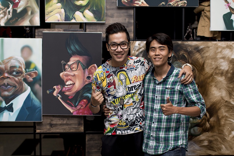 Nghệ sĩ Việt thích thú với tranh hí họa về chính mình - 2 Hoàng Rapper hứng khởi khi được hoạ sĩ Định Nguyễn tặng bức hí họa chân dung rất tinh xảo và công phu về mình.