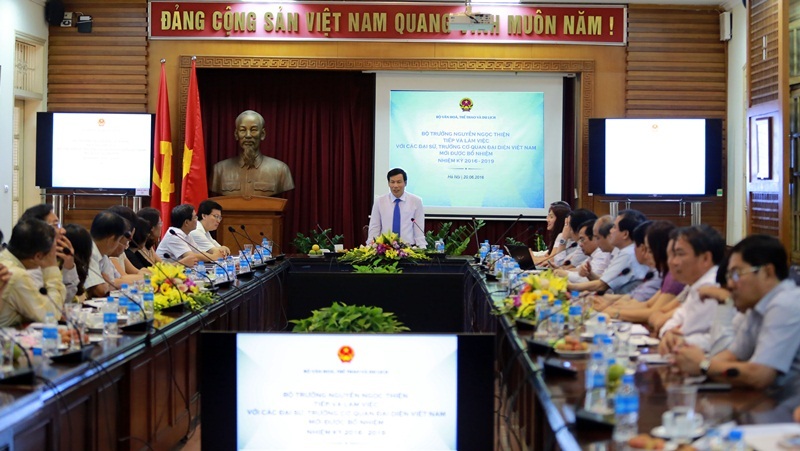 Ngoại giao văn hóa là cầu nối mở đường cho kinh tế, du lịch… - 1 Toàn cảnh buổi làm việc.