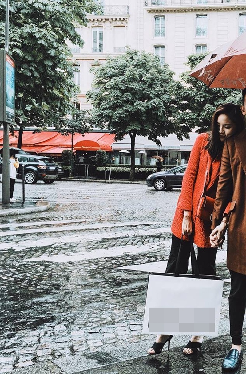 Kỳ Duyên công khai tựa vai, nắm tay bạn trai trong ngày mưa Paris - 1 Mới đây, Hoa hậu Kỳ Duyên bất ngờ công khai hình ảnh lãng mạn cùng bạn trai trong chuyến đi du lịch nước Pháp cùng nhau. Trong tiết trời mưa và lạnh của Pháp, Hoa hậu Việt Nam 2014 tựa đầu vào bờ vai bạn trai trong khi anh nắm chặt tay và che ô cho cô.