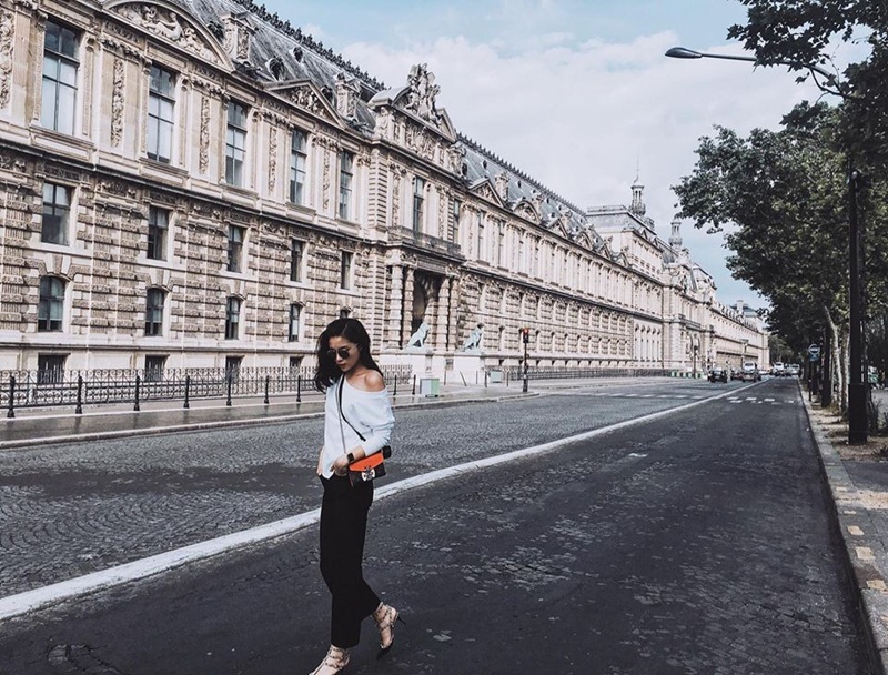 Kỳ Duyên công khai tựa vai, nắm tay bạn trai trong ngày mưa Paris - 6 Dường như Hoa hậu đang có những ngày tháng ngập tràn tình yêu, những chia sẻ trên trang cá nhân của cô đầy lãng mạn: “Paris đẹp, lãng mạn, cổ kính... Phải sang đây, tận mắt nhìn mới thấy được kiến trúc tuyệt vời như nào... Điều làm cho Paris có nét riêng không lẫn vào đâu được với các thành phố khác trên thế giới. Con người ở đây lịch thiệp thân thiện, thức ăn ngon, cảnh tình. Còn gì mong chờ hơn nữa...”