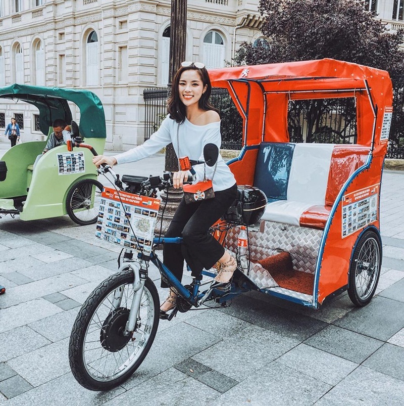 Kỳ Duyên công khai tựa vai, nắm tay bạn trai trong ngày mưa Paris - 14 “Ở Paris, người ta gọi đây là Ricshay, một loại xe 3 bánh, với sức kéo của chiếc xe moto điện đằng trước... Với 15€/người, có thể đi đến được một trong những địa điểm bảo tàng Louvre hoặc tháp Eiffel. Mặc dù hơi xóc nhưng nói chung khá là ok vì có thể ngắm nhìn Paris một cách thơ mộng... Nếu đi thì Duyên nghĩ các bạn nên trả giá, Duyên đã thương lượng được với bác tài là 20€ cho 2 người”, Hoa hậu chia sẻ thú vị.