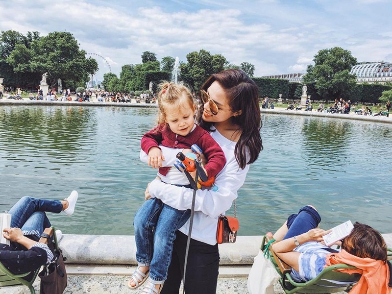 Kỳ Duyên công khai tựa vai, nắm tay bạn trai trong ngày mưa Paris - 16 Kỳ Duyên công khai tựa vai, nắm tay bạn trai trong ngày mưa Paris - 16