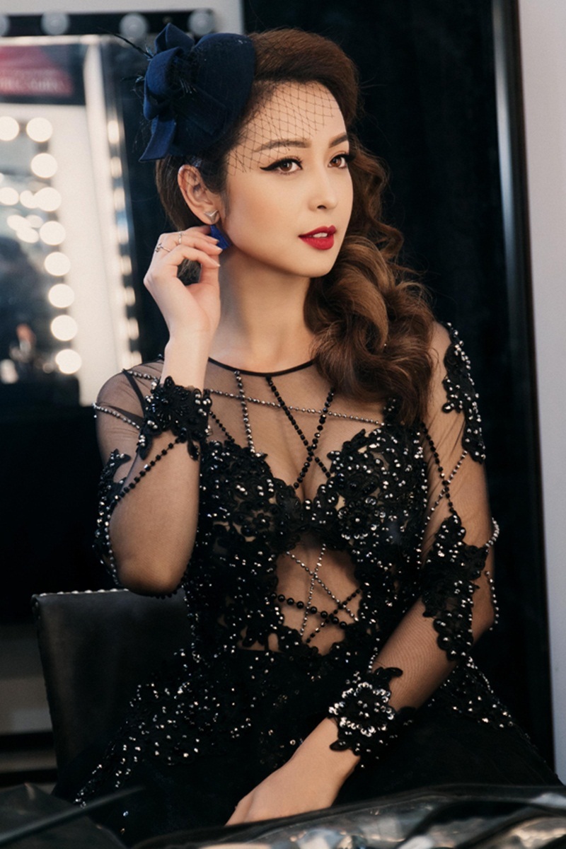Sao giữ kín chuyện “khai hoa nở nhụy”, lại dáng “thần tốc” sau sinh - 11 Jennifer Phạm quyến rũ, eo thon dù đã là mẹ của 2 con.