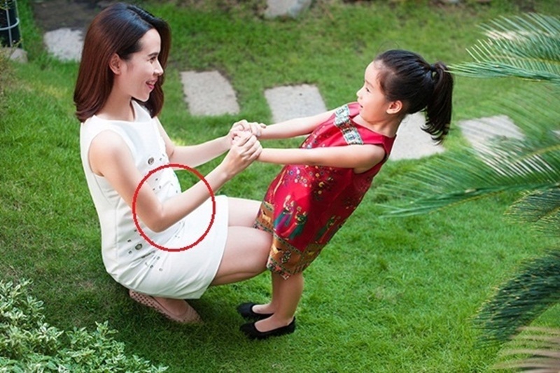 Sao giữ kín chuyện “khai hoa nở nhụy”, lại dáng “thần tốc” sau sinh - 1 Bức hình với vòng 2 lớn dần của cô ca sĩ “Cải bắp”.