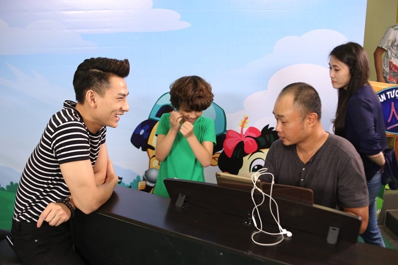 Isaac tạo tâm lý thoải mái cho Gia Khiêm. Việc phân chia thí sinh thách đố đều do ba giám khảo tự quyết định. Bước vào tuần Thách đố và được trực tiếp làm việc, hướng dẫn và cả “ra đề” cho các bé nên ba giám khảo đều rất hào hứng. Giám khảo Isaac cho biết: “Trong tuần tập luyện với giám đốc âm nhạc Hoài An hay cô Tú Uyên thì các con đều được khắc phục những điểm còn thiếu sót nên đến với tuần thách đố này, Isaac muốn là một tuần các con thử một điều gì đó mới mẻ nhưng các con cũng không cần phải áp lực”. Giám khảo Isaac cũng chia sẻ một lần nữa tiêu chí của mình trong khi hướng dẫn các bạn nhỏ của chương trình: “Tiêu chí của Isaac không nhắm quá nhiều và kỹ càng vào chuyên môn mà cái Idol Kids, cái mình muốn truyền tải đến khán giả là sự ngây thơ, sự hồn nhiên cũng như là sự máu lửa của bất kì thí sinh nào. Một chương trình dành cho trẻ em thì điều đó mới là quan trọng”.