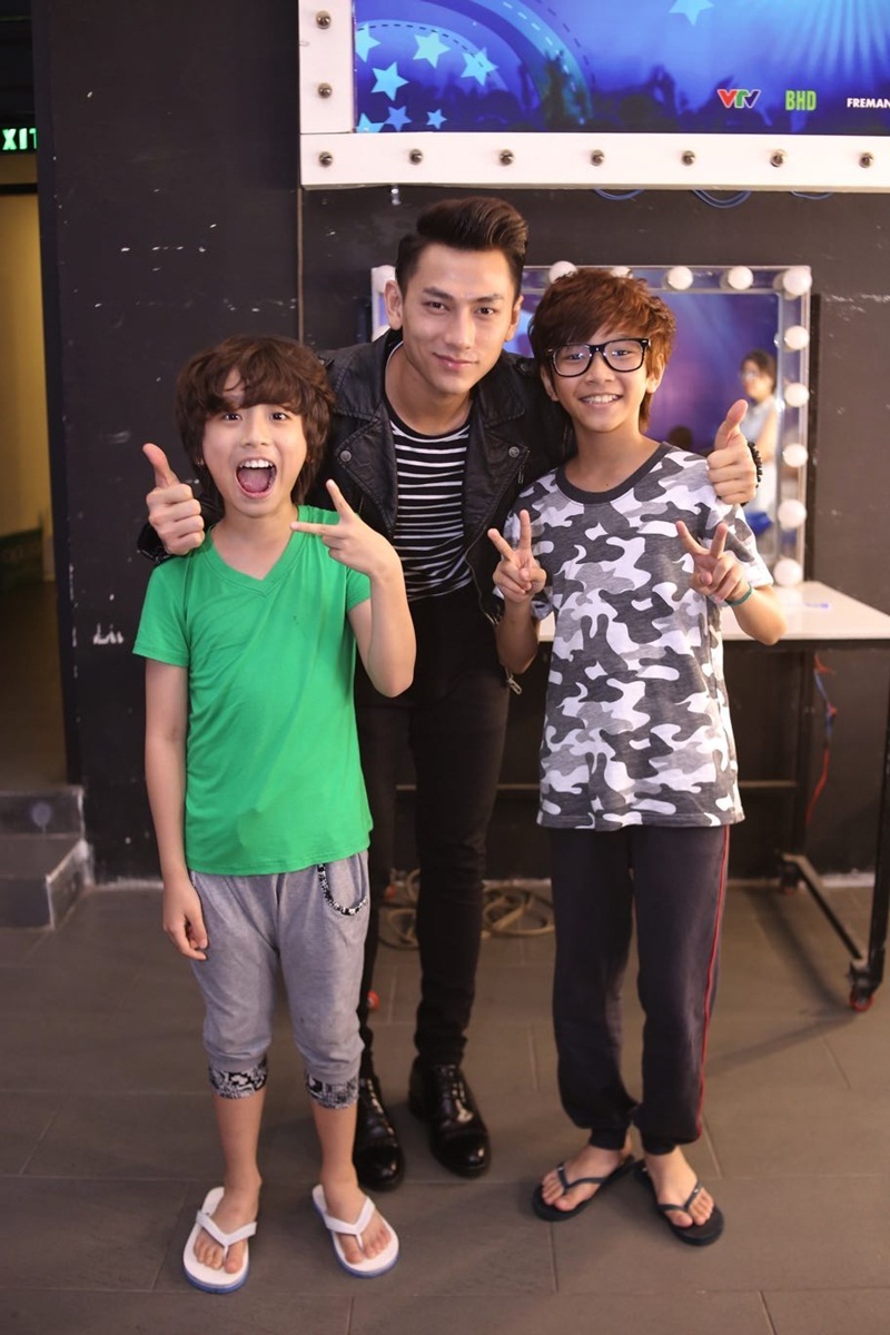 Hai thí sinh được giám khảo Isaac thách đố là “soái ca nhí” Gia Khiêm và cậu bé Thiên Tùng.