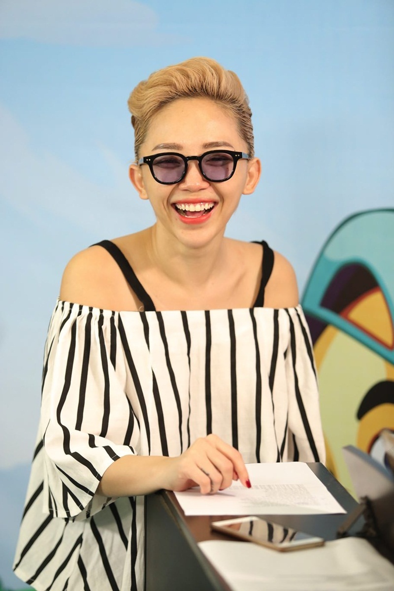 Tóc Tiên gửi hồn nhiên khi làm việc cùng các em nhỏ.