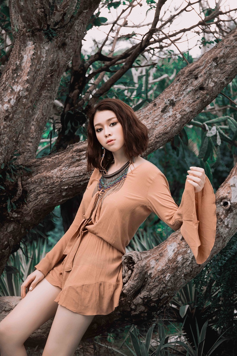 Với những chiếc đầm họa tiết sặc sỡ, những gấu váy mềm mại nhiều tầng, một bộ trang phục “lộn xộn đầy phong cách”, tinh thần du mục dường như muốn kéo phụ nữ ra khỏi guồng quay của thế giới hiện đại.