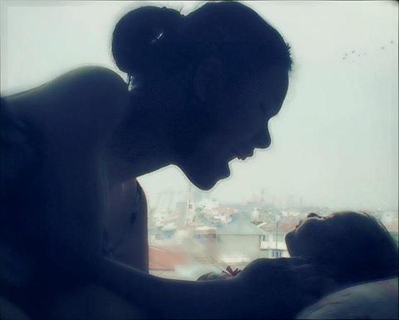 Phương Vy: “Điều kì diệu tuyệt đẹp là được làm mẹ” - 2 Niềm vui mỗi ngày của Phương Vy là sớm thức dậy chuyện trò, hát cho con gái nghe.