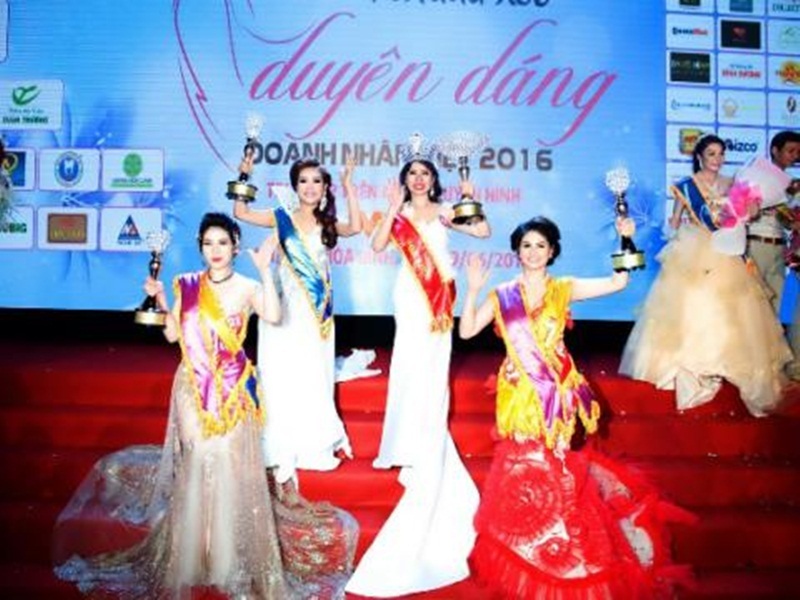 Hết chuyện Hoa hậu nói tiếng Anh dở lại “vượt rào” trao 33 giải hoa khôi - 2 Cuộc thi “Duyên dáng Doanh nhân Việt 2016” gây choáng khi trao tới 33 giải hoa khôi.