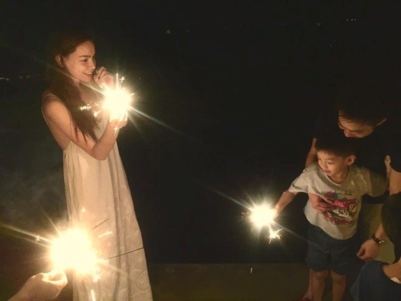 Hết chuyện Hoa hậu nói tiếng Anh dở lại “vượt rào” trao 33 giải hoa khôi - 6 Với cách cư xử khá văn minh của cặp đôi có thì Sebeo hoàn toàn có đầy đủ sự thương yêu và chăm sóc của bố mẹ dù cả hai đã không còn sống chung dưới một mái nhà.