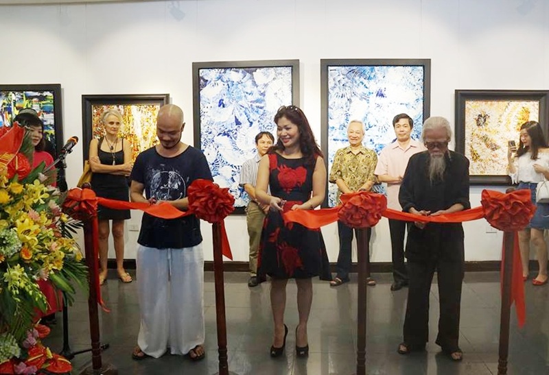 Bà Nguyễn Phương Hòa – Phó Cục trưởng Cục Hợp tác Quốc tế – Bộ Văn hóa, Thể thao & Du lịch (giữa) tham dự cắt băng khai mạc.