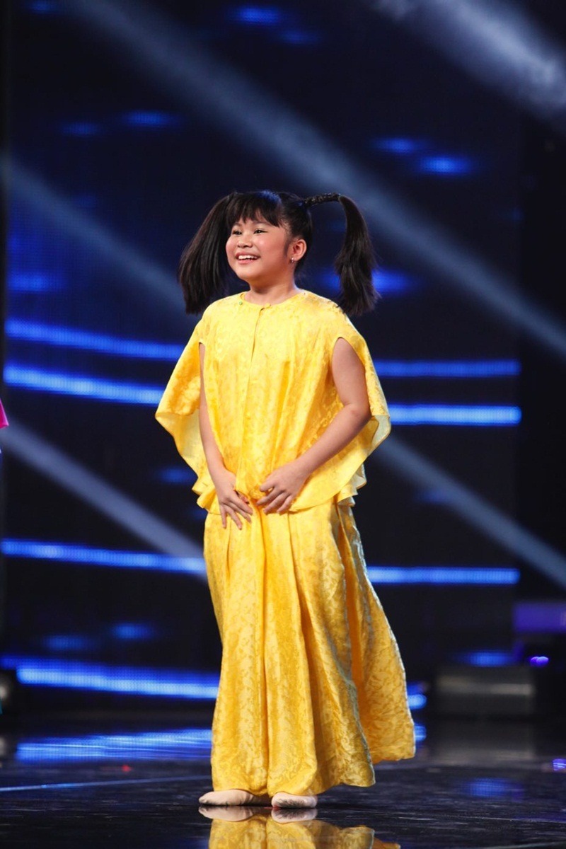 Giám khảo Isaac luôn đánh giá cao khả năng làm chủ sân khấu của Bảo Trân còn giám khảo Tóc Tiên thì quá hài lòng về cô bé: “Trân tiếp thu ý kiến rất nhanh, nói 1 con làm tới 20, 30 lận, cô tự hào về con hơn bao giờ hết”.