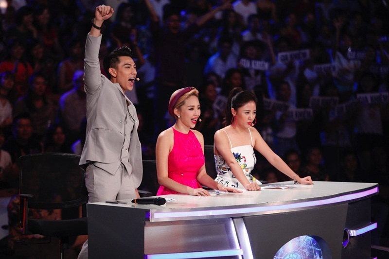 Isaac khen Gia Khiêm là cậu bé thông minh, nhạy bén, siêng năng và rất tập trung lắng nghe hướng dẫn. Anh cũng thể hiện sự yêu mến nồng nhiệt với “học trò cưng” khi đứng lên cỗ vũ suốt cả tiết mục. Giám khảo Tóc Tiên đánh giá phần biểu diễn này “hay nhất từ đầu chương trình đến giờ”. “Con làm cô hết hồn khi biết con chọn ca khúc Bay vì bài đó rất khó, giai điệu trúc trắc, dễ bị trật nhịp, hụt hơi. Nhưng hôm nay con làm ban giám khảo bất ngờ. Còn một điều nữa là con đã học được chiêu lắc hông vô cùng sexy của chú Issac”, Tóc Tiên nhận xét. Còn giám khảo Văn Mai Hương thì cho biết “Gia Khiêm càng ngày càng giống Isaac” và cũng khen phần trình diễn sôi động của em.