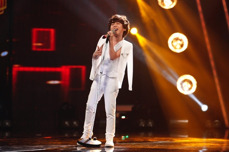 
Gia Khiêm - “con trai” Isaac “nhận nuôi” cách đây mấy tuần đã có một phần trình diễn bùng nổ với bài Bay (Nguyễn Hải Phong) do chính “ba nuôi” Isaac hướng dẫn. Gia Khiêm là một cậu bé đa màu sắc, có thể trình diễn nhiều dòng nhạc khác nhau, lúc thì sâu lắng, lúc thì sôi động nên giám khảo Isaac đã quyết định kết hợp cả hai phong cách này vào bài Bay để kết quả là một phần trình diễn thu hút người xem từ đầu đến cuối.
