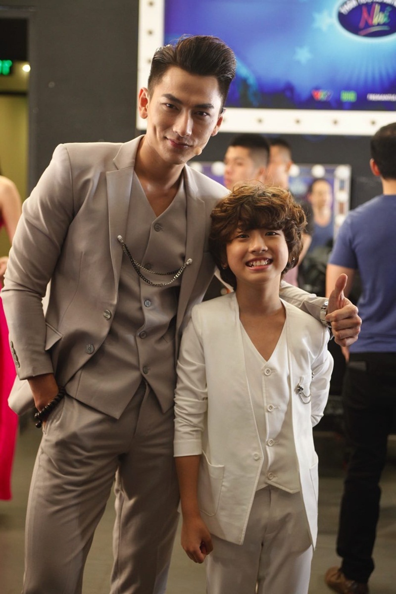 “Không có lẽ chú huấn luyện chú lại khen con nhưng mình đẹp mình có quyền mà đúng không. Con biểu diễn mà ở dưới các cô, các chị la lên đủ biết con soái ca thế nào, sau này lớn lên con phải coi chừng nhé”, Issac hài hước nói về con nuôi.