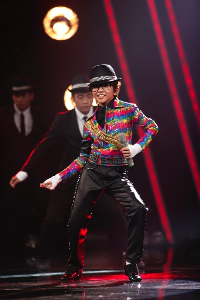 Được giám khảo Isaac cho “đề” khó khi phải vừa hát, vừa nhảy nhiều và còn phải nhảy với vũ đoàn trong liên khúc Beat it – They don’t care about us của Michael Jackson, Thiên Tùng đã “đốt cháy” sân khấu sau chỉ vài phút mở màn. Những động tác vũ đạo “đóng mác” ông hoàng nhạc pop được Thiên Tùng trình diễn rất điêu luyện và tự tin. Với yêu cầu “khó” của giám khảo Isaac, Thiên Tùng đã mở màn vô cùng ấn tượng và làm chính “giáo viên phụ trách” là Isaac nhún nhảy theo suốt màn biểu diễn và cảm thấy tự hào: “Con hát khiến máu chú dồn tới não là điều chú muốn thấy ở Thiên Tùng từ lâu rồi. Chú cũng thấy có lỗi khi yêu cầu con nhiều như vậy nhưng hôm nay con làm rất tốt”. Anh cũng ví Thiên Tùng giống Trọng Hiếu vì khả năng vừa hát vừa nhảy hiếm có.