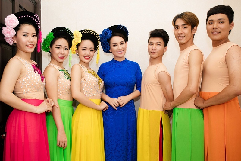 
Ca sĩ Phi Nhung với vai trò đại sứ của “Hành trình nước ngọt nghĩa tình” đã trao tặng 10 hệ thống lọc nước cho nhân dân các tỉnh vùng hạn mặn khu vực Đồng bằng sông Cửu Long với tổng trị giá 2,1 tỷ đồng.
