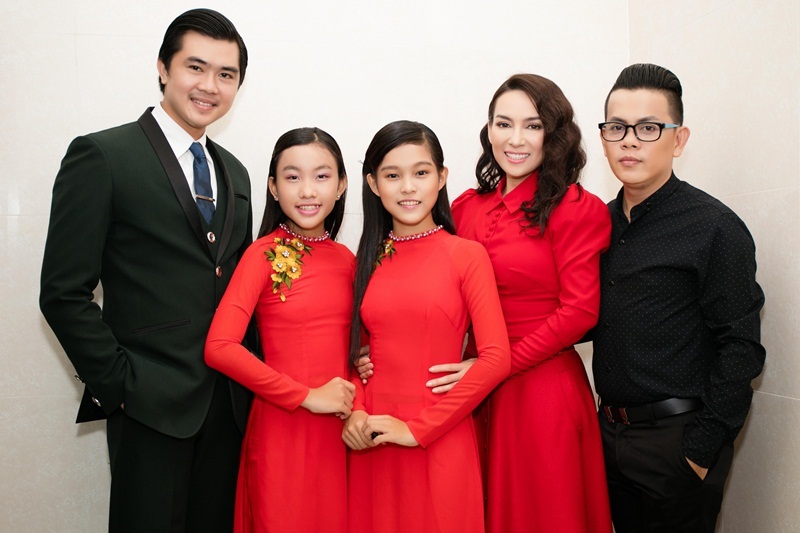 Ở tuổi 46, nữ ca sĩ đang làm mẹ của 19 đứa trẻ. Cô cũng nhận đỡ đầu bé Hồ Văn Cường – thí sinh nhí đang tham dự cuộc thi Thần tượng âm nhạc nhí Việt Nam - Vietnam Idol Kids. Trong sự kiện tối qua, Phi Nhung cũng đưa 2 con gái nuôi đi trình diễn cùng.