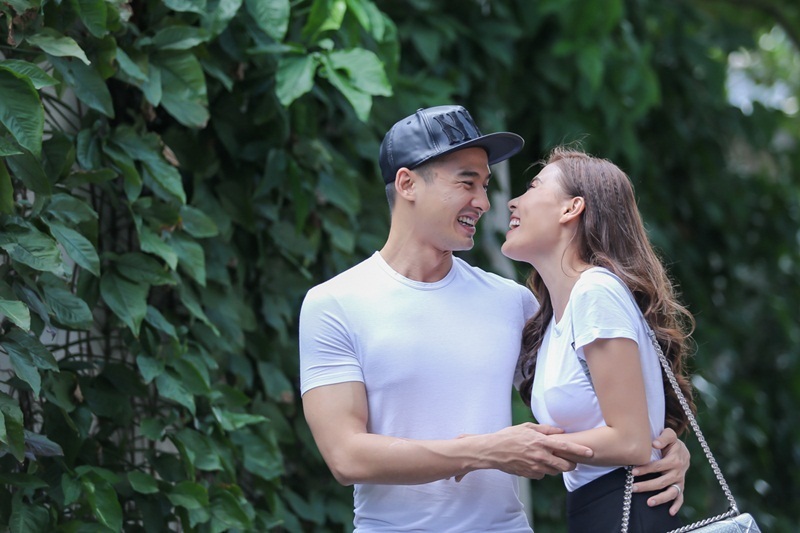 Thúy Diễm và ông xã thừa nhận cả hai có tính cách trái ngược hoàn toàn. Trong khi Thúy Diễm thích lãng mạn, thích bay bổng thì Lương Thế Thành là người đơn giản đến khô khan. Thúy Diễm bật mí: “Ông xã là người đơn giản hóa các vấn đề quá mức nên hầu như tất cả ngày lễ trong một năm anh ấy đều… cho qua hết! Sau nhiều lần so bì và tổn thương thì sinh nhật năm ngoái, anh đã khiến tôi khá bất ngờ và hạnh phúc. Đúng vào ngày sinh nhật, anh xuất hiện ở phim trường tận ngoại thành với 999 hoa hồng kết thành trái tim khổng lồ và kèm theo chiếc bánh kem. Đó là lần bất ngờ nhất mà tôi nhận được từ ông xã”.