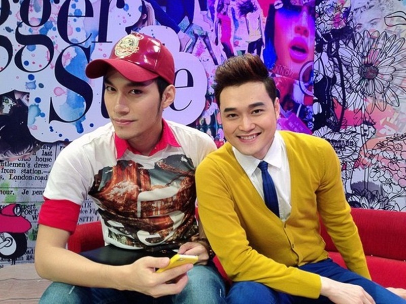 “Tôi phủ nhận 2 người đang yêu nhau, nhưng không phủ nhận 2 người biết nhau từ rất lâu. Trong khoảng thời gian đó, sự thật hoàn toàn chúng tôi không có tình yêu”, nhà thiết kế Lý Quý Khánh trả lời thẳng thắn về tin đồn tình cảm của anh và ca sĩ Quang Vinh trong nhiều năm qua.