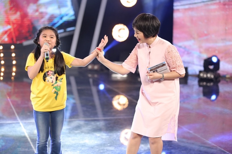 Ca sĩ Ngọc Khuê cũng vô cùng thích thú chất giọng của Bảo Trân trong quá trình hướng dẫn cô bé luyện tập.