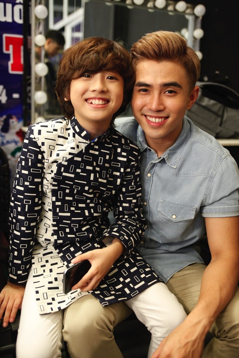 Nhóm 365 mang hit phim “Tấm Cám” đến Idol Kids, Hồ Văn Cường hát nhạc trẻ - 2 Soái ca nhí Gia Khiêm (trái) cũng hồ hởi không kém.