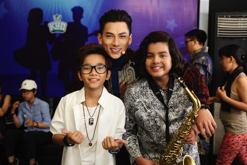 Nhóm 365 mang hit phim “Tấm Cám” đến Idol Kids, Hồ Văn Cường hát nhạc trẻ - 3 Giám khảo Isaac - thành viên nhóm 365 cùng cậu bé lai Jayden và Trọng Hiếu nhí Thiên Tùng.