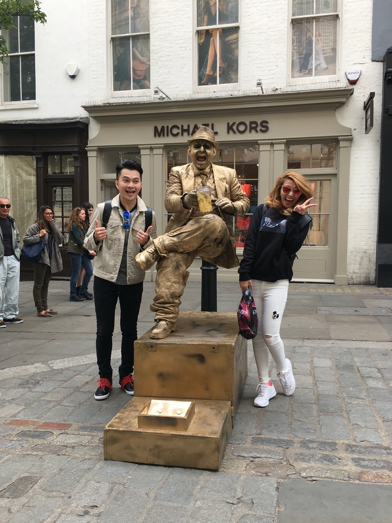 Anh ấy đã cùng My đi lang thang khám phá khắp các ngõ ngách của nước Anh chỉ để thoả lòng làm clip đi phượt của cô em gái.