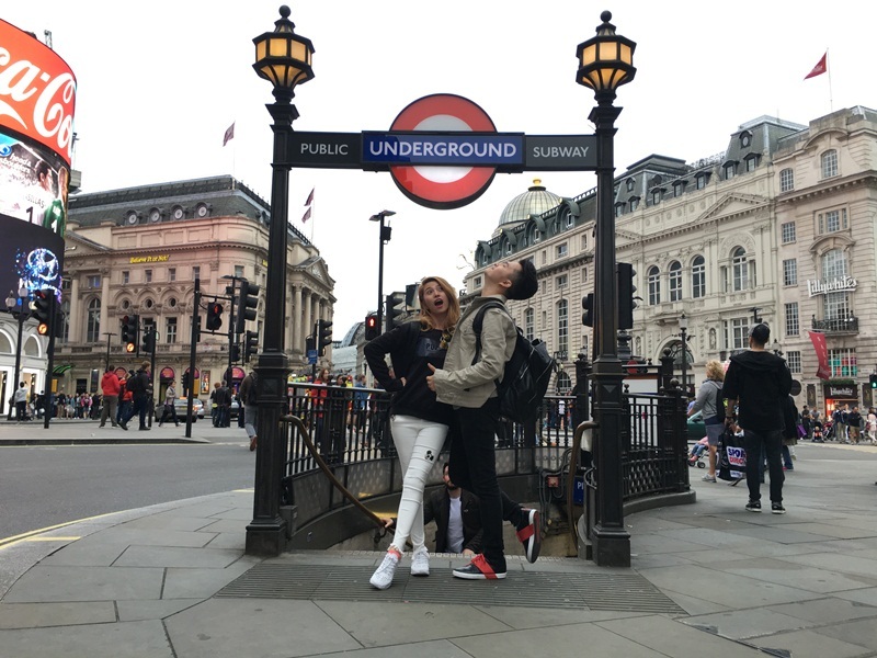 Những hình ảnh vui vẻ mà cả hai cùng nhau thực hiện tại Anh Quốc cũng đã gây bất ngờ cho nhiều khán giả, bởi, chỉ có khi ở bên Việt My, Nam Cường mới hồn nhiên và tạo dáng “xì tin” như vậy, khác hoàn toàn với hình ảnh lịch lãm mà anh đang xây dựng.