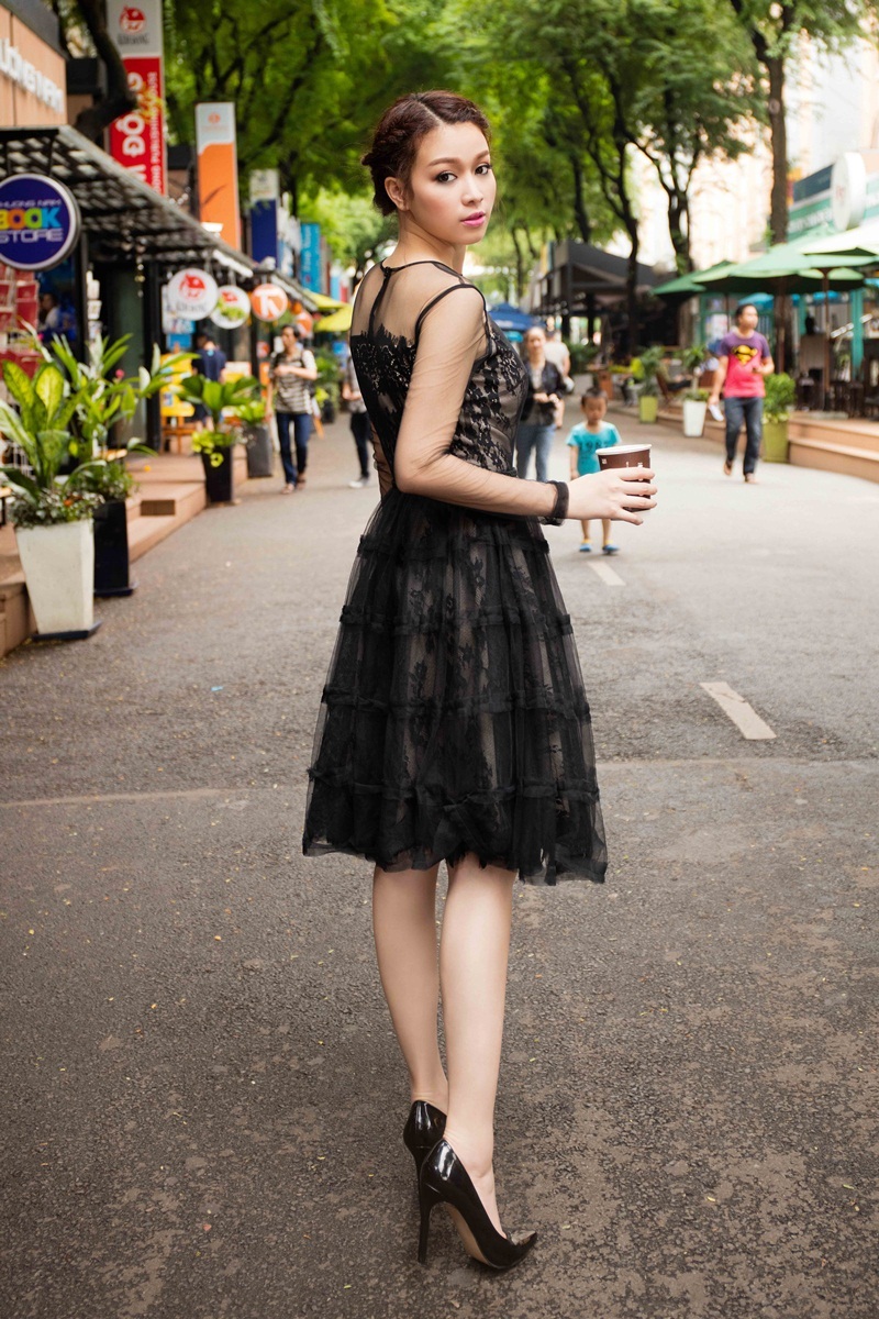 Hoa khôi Trương Tùng Lan khoe vóc dáng với váy ren điệu đà - 8