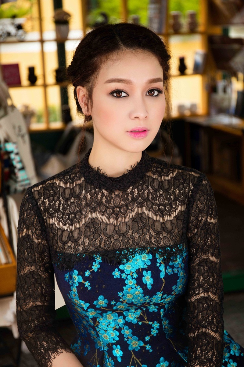 Hoa khôi Trương Tùng Lan khoe vóc dáng với váy ren điệu đà - 4