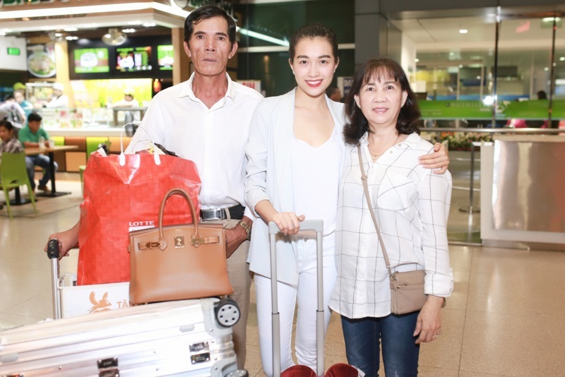 Lệ Hằng được bố mẹ ra sân bay đón lúc nửa đêm.
