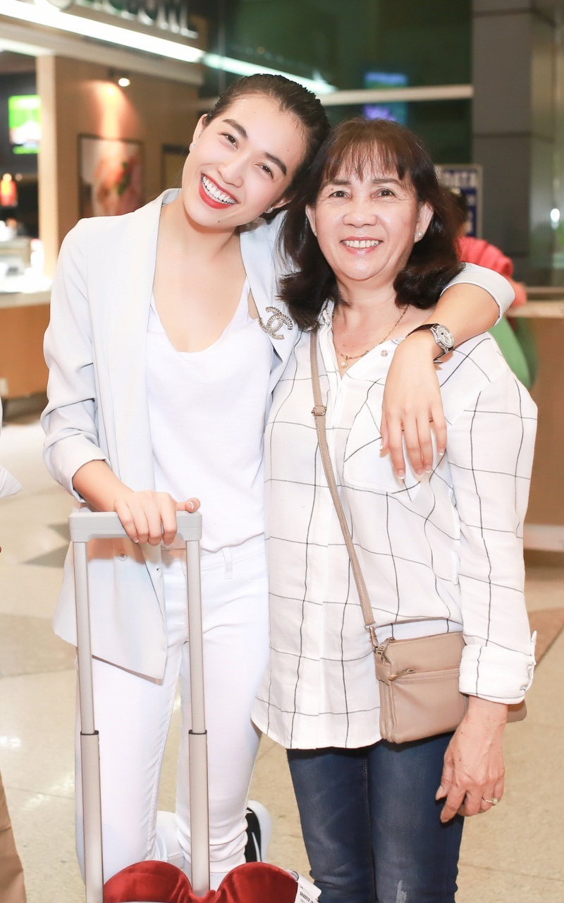 Cô hạnh phúc trò chuyện cùng bố mẹ sau khoảng thời gian dài không gặp mặt.