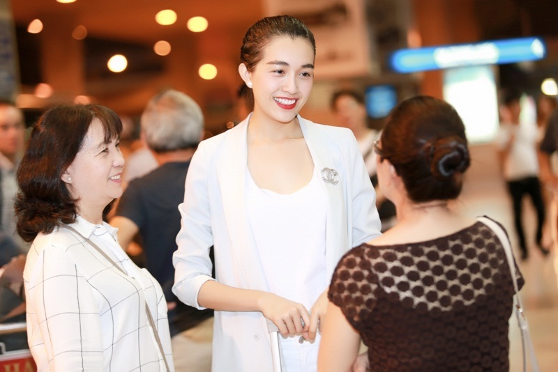 Người đẹp chia sẻ người thân mong muốn cô sang Mỹ sinh sống. Tuy nhiên, Lệ Hằng cho biết cô còn nhiều dự án quan trọng tại Việt Nam nên muốn dành hết sức lực chuẩn bị. Riêng bố mẹ Lệ Hằng sẽ sang định cư tại Mỹ vào cuối tháng 7 này.