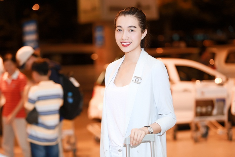 Cô chọn áo xẻ ngực chất liệu thoải mái, phối cùng blazer và quần tây cùng tông.