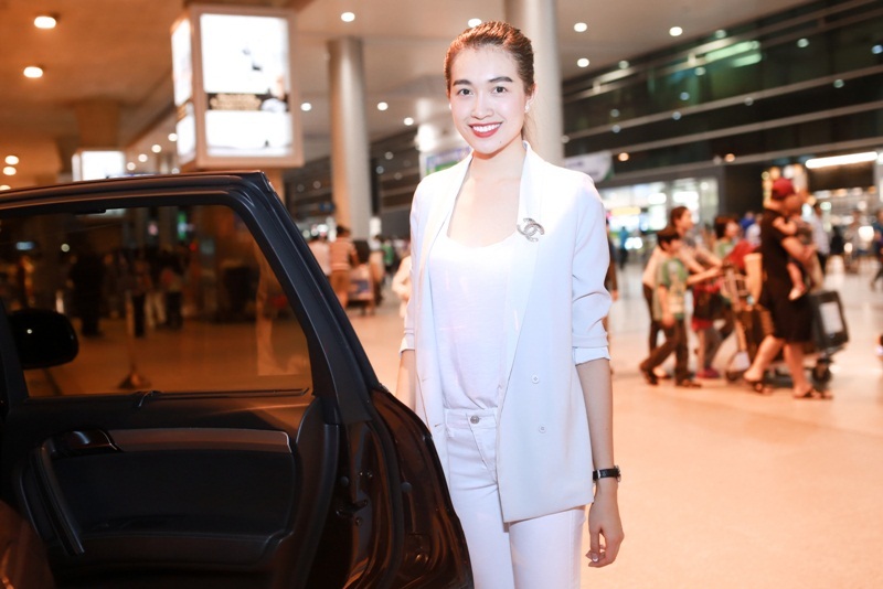 Dù mệt mỏi sau khi hoàn tất nhiều thủ tục và chặng bay dài, người đẹp vẫn không quên nở nụ cười thân thiện trước ống kính.