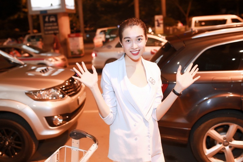 Cô trang điểm nhẹ nhàng và chọn kiểu tóc búi cao đơn giản.