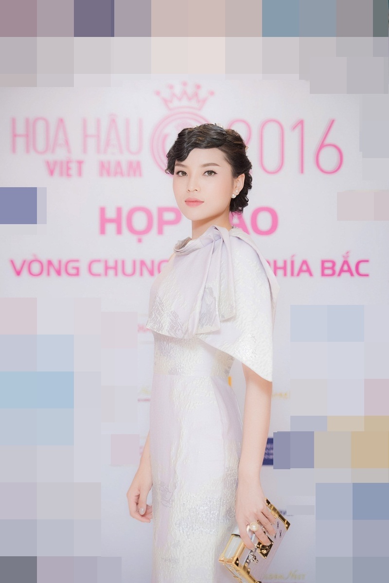 Lùm xùm Trấn Thành vẫn chưa ngã ngũ, Kỳ Duyên, Giáng My “gặp hạn” vì hình ảnh - 5 Ngày 5/7, Kỳ Duyên trở thành tâm điểm chú ý tại buổi họp báo Hoa hậu Việt Nam 2016 tại Hà Nội. Không chỉ đến muộn, người đẹp Nam Định còn bị chê làm tóc xấu, trông như quý bà U40. Trong cuộc họp báo, bên cạnh những câu hỏi liên quan đến vòng chung khảo phía Bắc của Hoa hậu Việt Nam 2016 thì còn có câu hỏi đặt cho BTC và cá nhân Kỳ Duyên về những vấn đề liên quan đến người đẹp này.