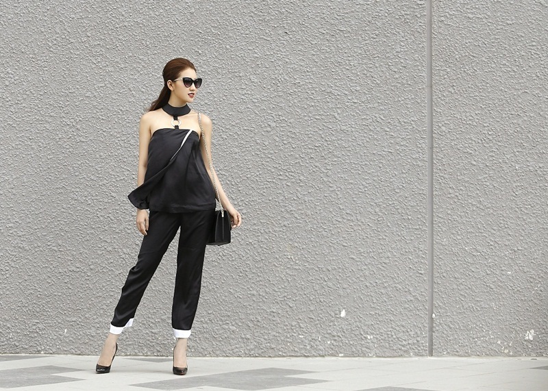 Cách Bảo Như phối đồ với những món phụ kiện như: túi xách, giày cao gót hay mắt kính, lắc tay… có thể thấy cô nàng có phong cách thời trang trẻ trung, thời thượng và khá linh hoạt.