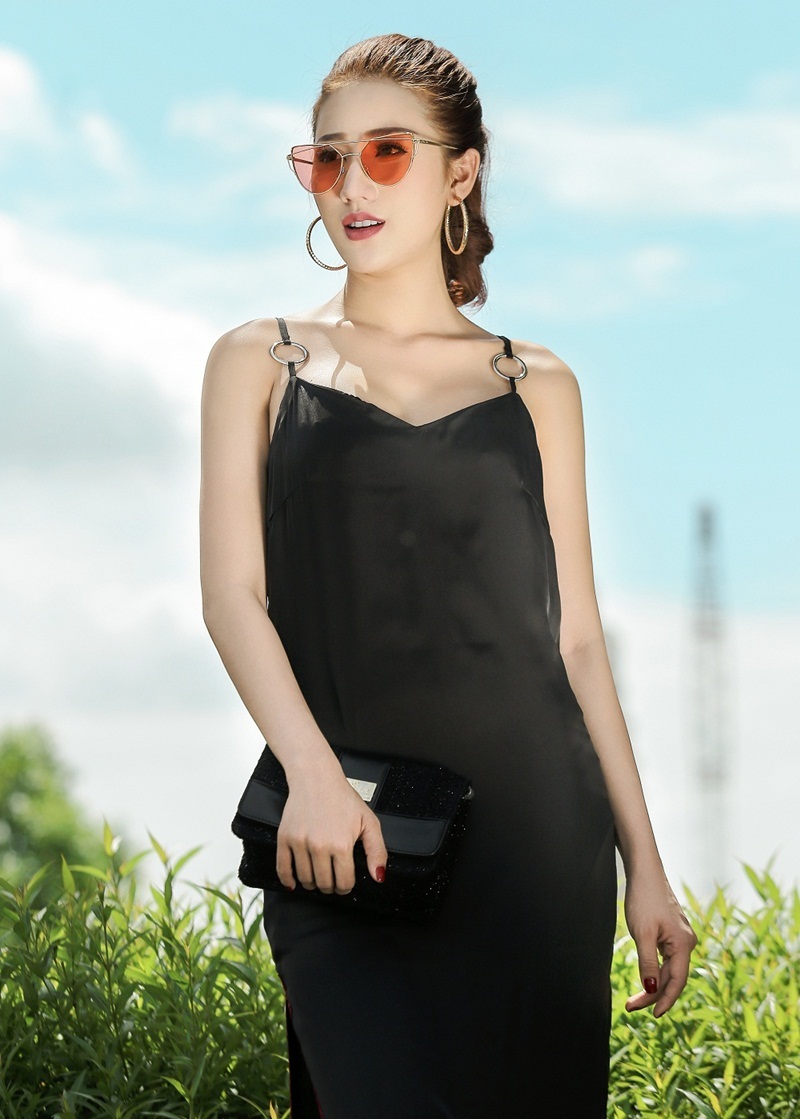 Cô nàng quan niệm, không phải cứ đắp lên người hàng hiệu mới đẹp, mới sang, quan trọng là bộ trang phục đó phù hợp với vóc dáng, túi tiền của mình, phù hợp với nơi mà mình xuất hiện và điều quan trọng là khi mặc lên mình cảm thấy thực sự thoải mái và tự tin.