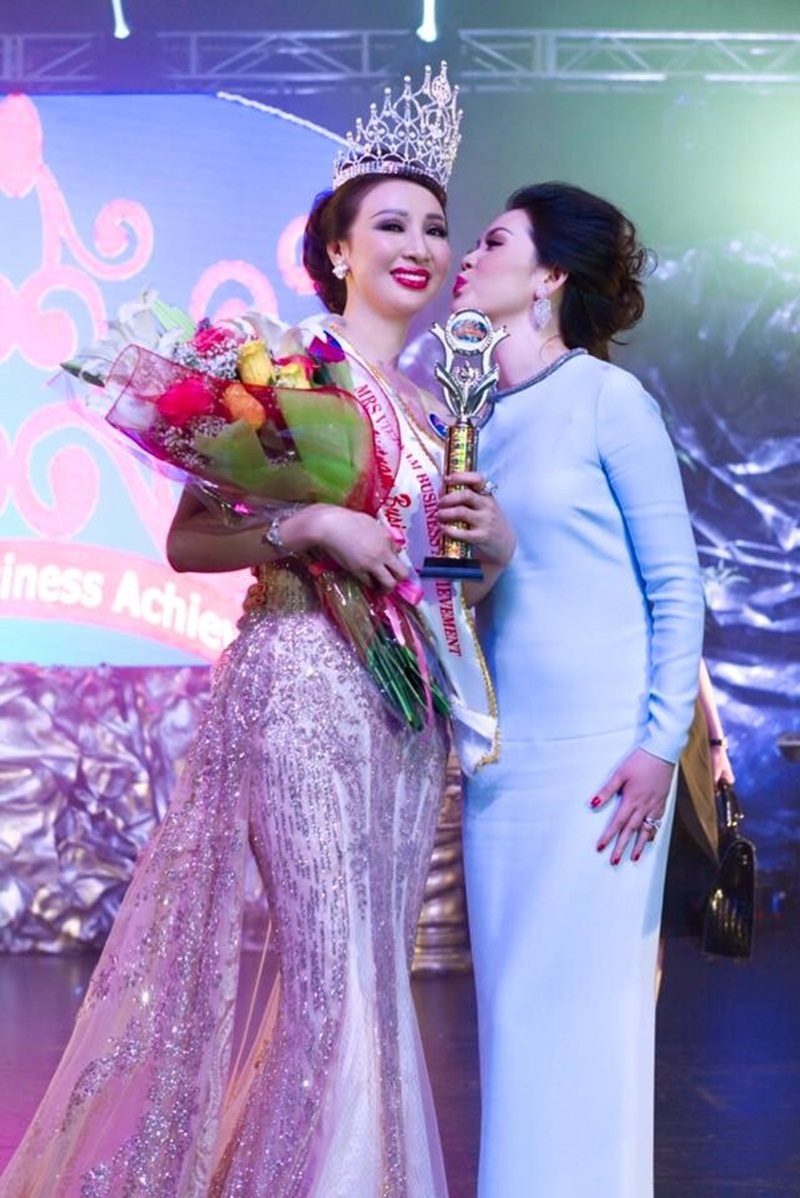 Lùm xùm Trấn Thành vẫn chưa ngã ngũ, Kỳ Duyên, Giáng My “gặp hạn” vì hình ảnh - 8 Tương tự, trong ngày 6/7 Cục Nghệ thuật Biểu diễn cũng gửi văn bản tới Sở Văn hóa và Thể thao Hà Nội đề nghị xử phạt hành chính đối với trường hợp doanh nhân Vũ Thúy Nga vì tham dự cuộc thi Hoa hậu Doanh nhân Thành đạt người Việt thế giới tại Mỹ không đúng quy định. Cục Nghệ thuật Biểu diễn cũng yêu cầu bà Vũ Thúy Nga cũng như các đơn vị tổ chức biểu diễn không sử dụng danh hiệu tại cuộc thi trái phép mà có.
