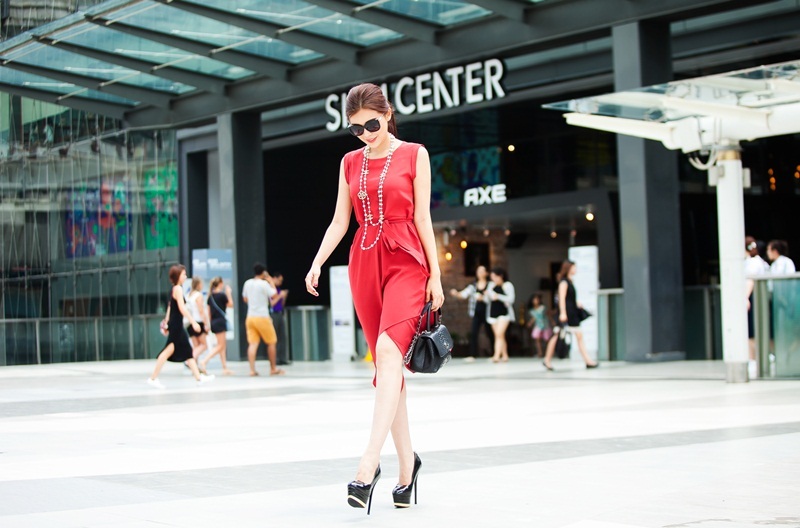 Người đẹp xứ dừa biến hóa với thời trang "sang chảnh" tại Thái Lan - 7 Mẫu váy đỏ đơn giản khi rơi vào tay Cao Thái Hà lại trở nên hết sức tinh tế.