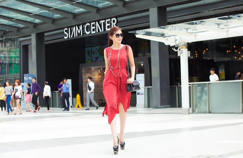 Người đẹp xứ dừa biến hóa với thời trang "sang chảnh" tại Thái Lan - 8 Mắt kính vuông giúp nữ diễn viên nổi bật khi dạo phố tại Thái Lan.