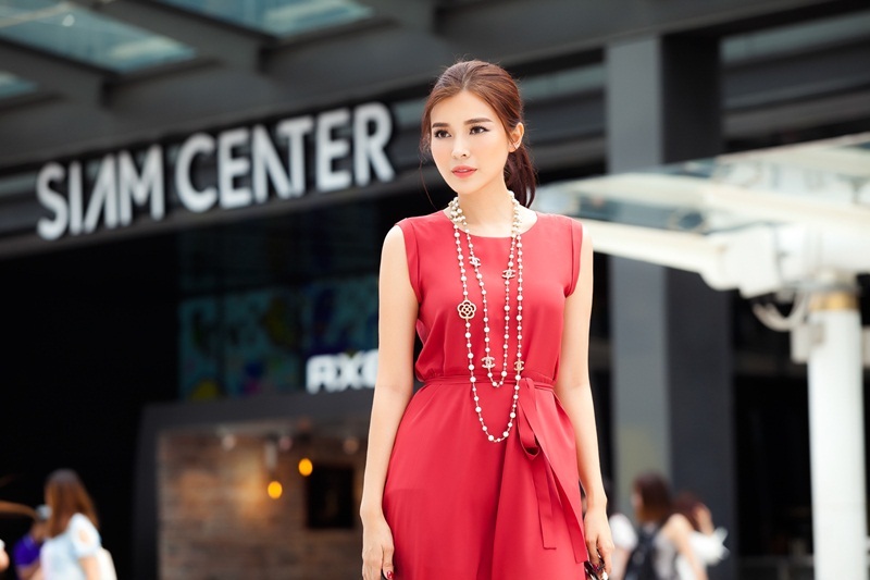 Người đẹp xứ dừa biến hóa với thời trang "sang chảnh" tại Thái Lan - 9 Cô diện vòng đeo cổ Chanel kết hợp cùng túi xách đồng thương hiệu để tạo sự hài hoà.