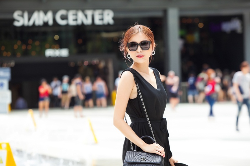 Người đẹp xứ dừa biến hóa với thời trang "sang chảnh" tại Thái Lan - 11 Vốn yêu thích sự thanh lịch, đơn giản. Chiếc váy đen basic được Cao Thái Hà mix cùng hoa tai tròn bản lớn.